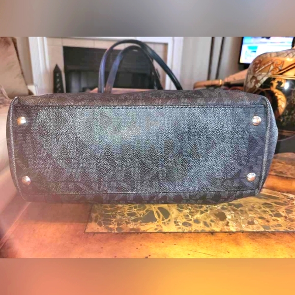 Michael Kors black monogram tote - Picture 13 of 15